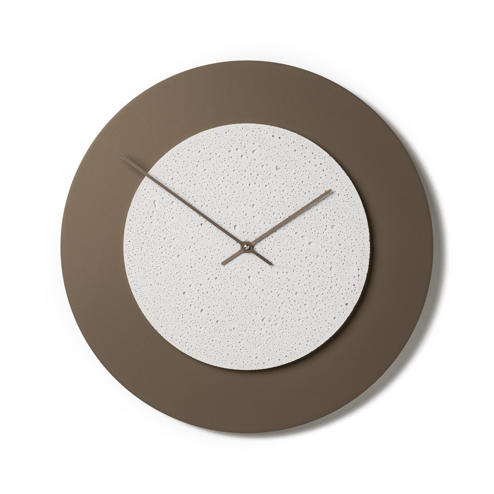 Betónové hodiny s kovovým ciferníkom biela + bronz