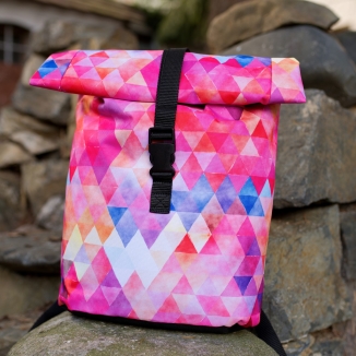 Rolovací batoh ružové trojuholníky - stredný